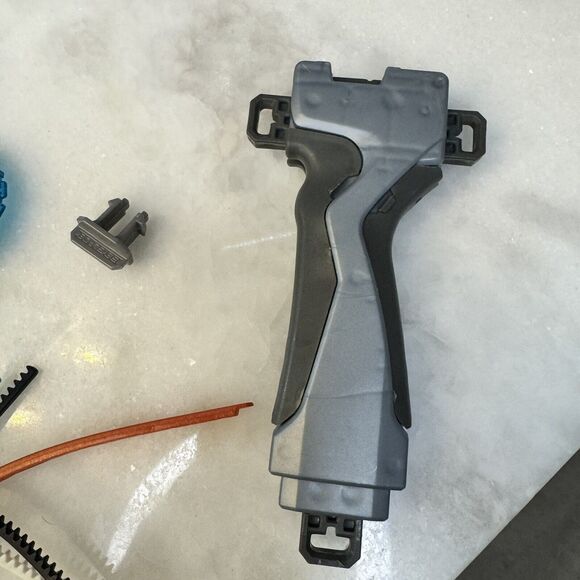 Beyblade Lot - Metal & Plastic - Mixed Lot with Launchers & Burst Series - Picture 9 of 15